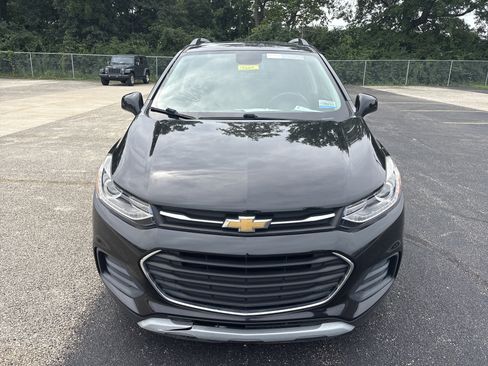 Used 2020 Chevrolet Trax LT w/ LT Convenience Package FWD image 2