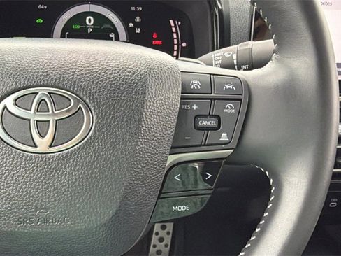 Used 2025 Toyota Camry SE image 27
