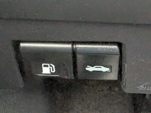 Used 2024 Nissan Versa SR FWD image 29