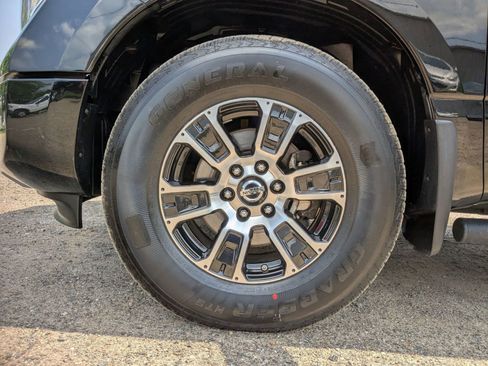 Used 2021 Nissan Titan SV w/ SV Convenience Package image 9