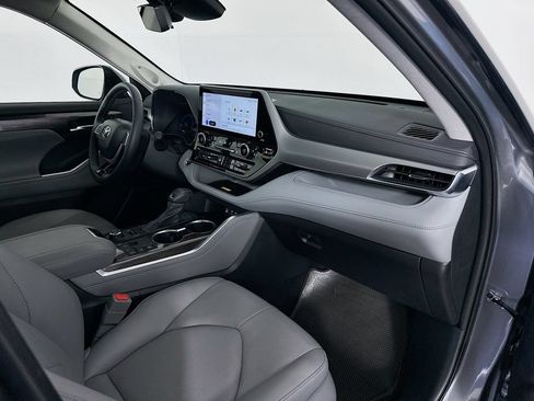 Certified 2025 Toyota Highlander Platinum AWD/4WD image 31