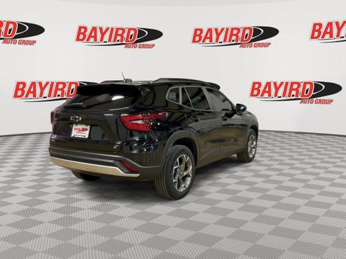Used 2024 Chevrolet Trax LT w/ Sunroof Package FWD image 8