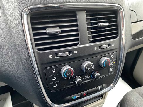 Used 2018 Dodge Grand Caravan SE image 19