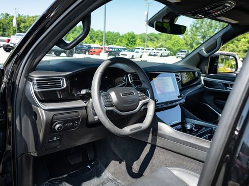 Used 2022 Jeep Wagoneer Series II RWD image 13