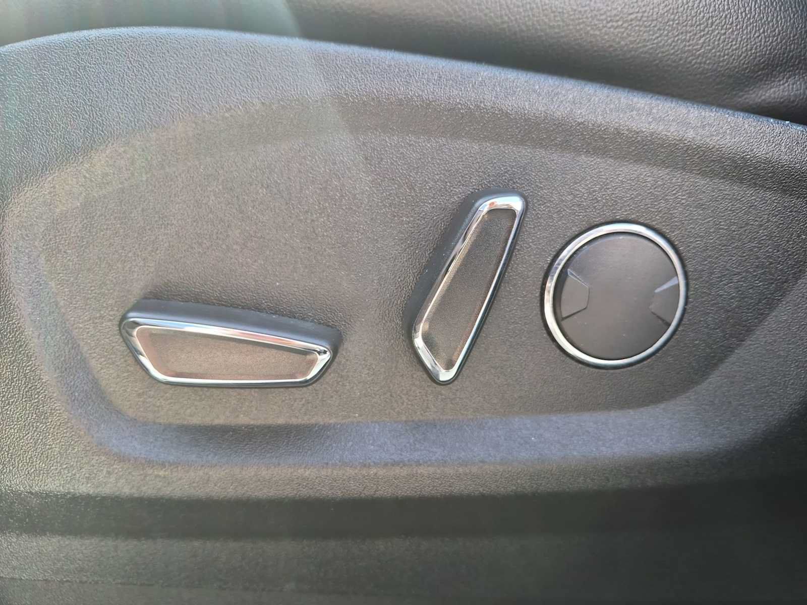 Used 2019 Ford Edge Titanium FWD image 17