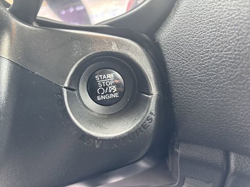 Used 2018 Jeep Renegade Latitude w/ Cold Weather Group image 22