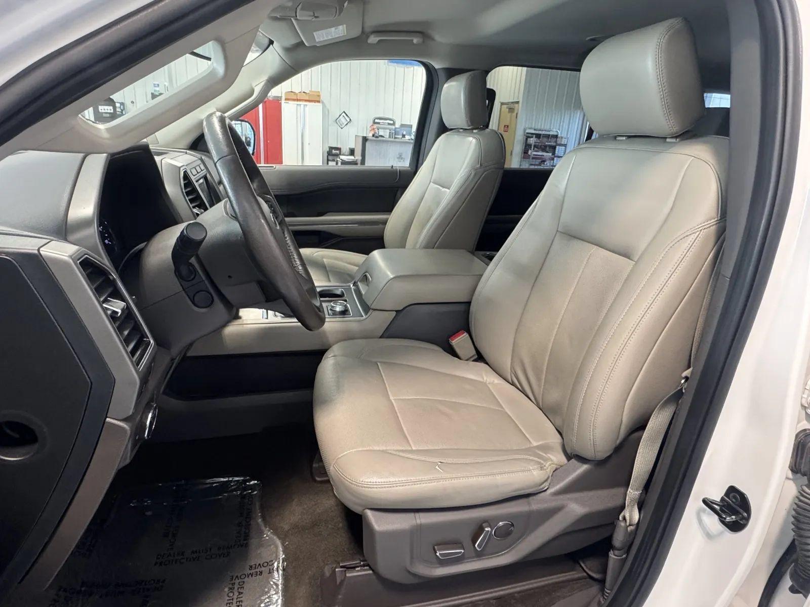 Used 2019 Ford Expedition XLT w/ Equipment Group 202A AWD/4WD image 11
