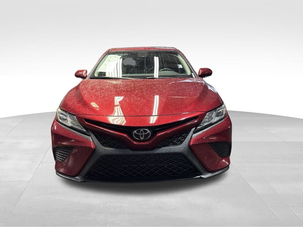 Used 2018 Toyota Camry SE w/ Moonroof Package FWD image 2