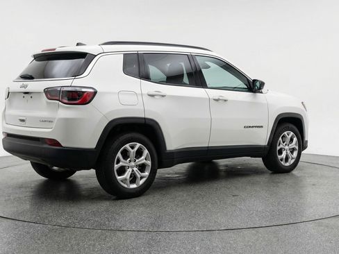 Used 2025 Jeep Compass Latitude image 9