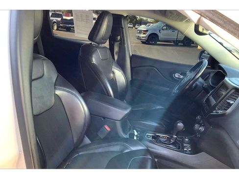 Used 2019 Jeep Cherokee Latitude Plus AWD/4WD image 8