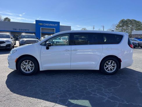 Used 2024 Chrysler Pacifica Touring-L image 6