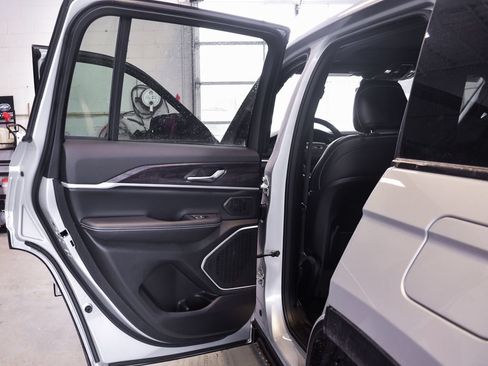 New 2026 Jeep Grand Cherokee Limited w/ Limited Altitude Package AWD/4WD image 15