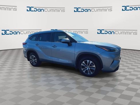 Used 2023 Toyota Highlander XLE AWD/4WD image 2