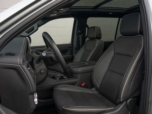 Used 2023 GMC Yukon XL SLT w/ SLT Premium Package AWD/4WD image 5