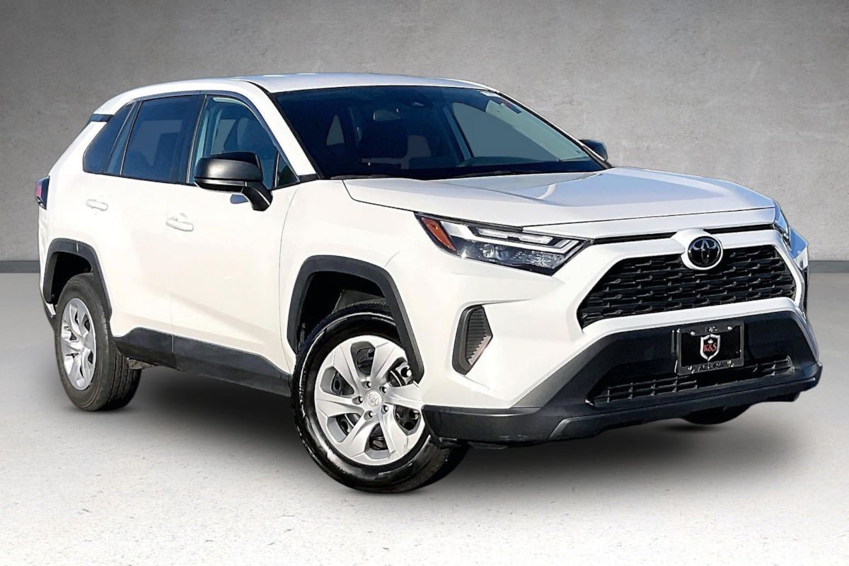 Used 2025 Toyota RAV4 LE AWD/4WD image 2