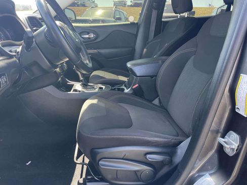 Used 2016 Jeep Cherokee Latitude FWD image 12