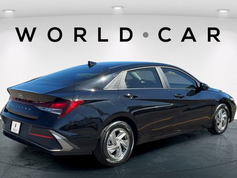 Certified 2025 Hyundai Elantra SE FWD image 3
