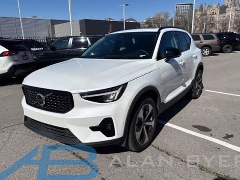 Used 2023 Volvo XC40 B5 Plus w/ Driver Assist Package AWD/4WD image 1