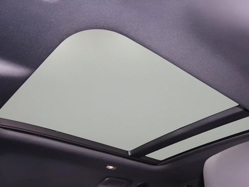 Used 2025 Land Rover Defender 130 S image 29