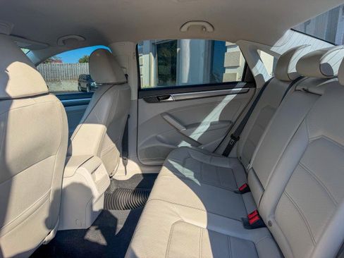Used 2018 Volkswagen Passat 2.0T R-Line w/ R-Line Lighting Package FWD image 7