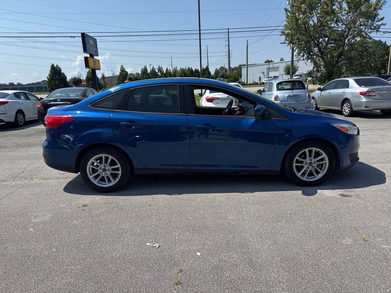 Used 2018 Ford Focus SE FWD image 4