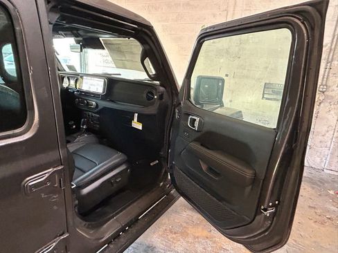 New 2025 Jeep Wrangler Unlimited Rubicon 392 image 31