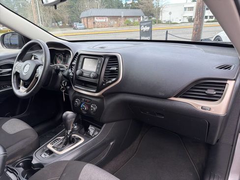 Used 2016 Jeep Cherokee Sport image 17