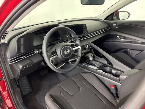 Used 2025 Hyundai Elantra Hybrid FWD image 15