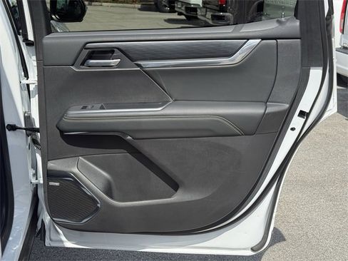 Used 2025 GMC Acadia Elevation image 36