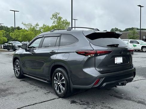Used 2024 Toyota Highlander XLE FWD image 7