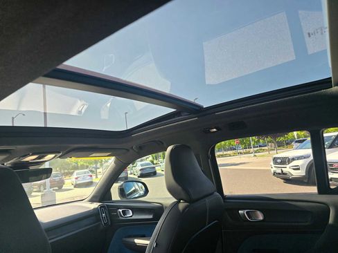 Used 2023 Volvo XC40 Recharge Ultimate image 23