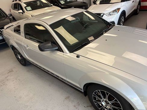 Used 2005 Ford Mustang Deluxe image 3