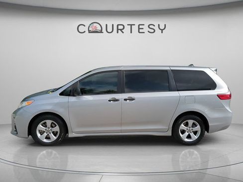 Certified 2020 Toyota Sienna L FWD image 3