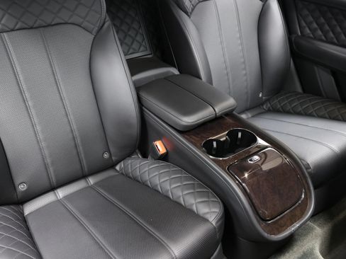 Used 2020 Bentley Bentayga Plug-In Hybrid AWD/4WD image 89
