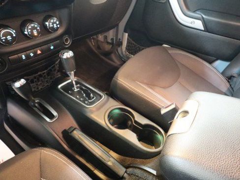 Used 2014 Jeep Wrangler Unlimited Sahara w/ Connectivity Group AWD/4WD image 17
