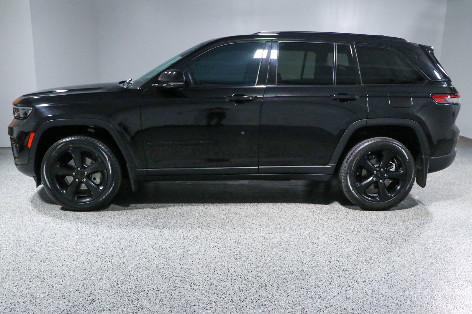Used 2023 Jeep Grand Cherokee Limited w/ Black Appearance Package AWD/4WD image 10