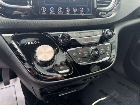 Used 2019 Chrysler Pacifica Touring-L FWD image 19