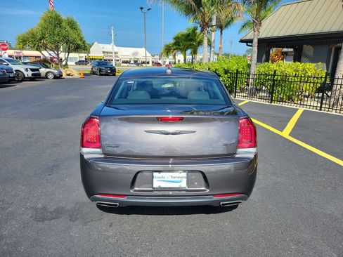 Used 2020 Chrysler 300 Touring w/ Sport Appearance Package RWD image 7