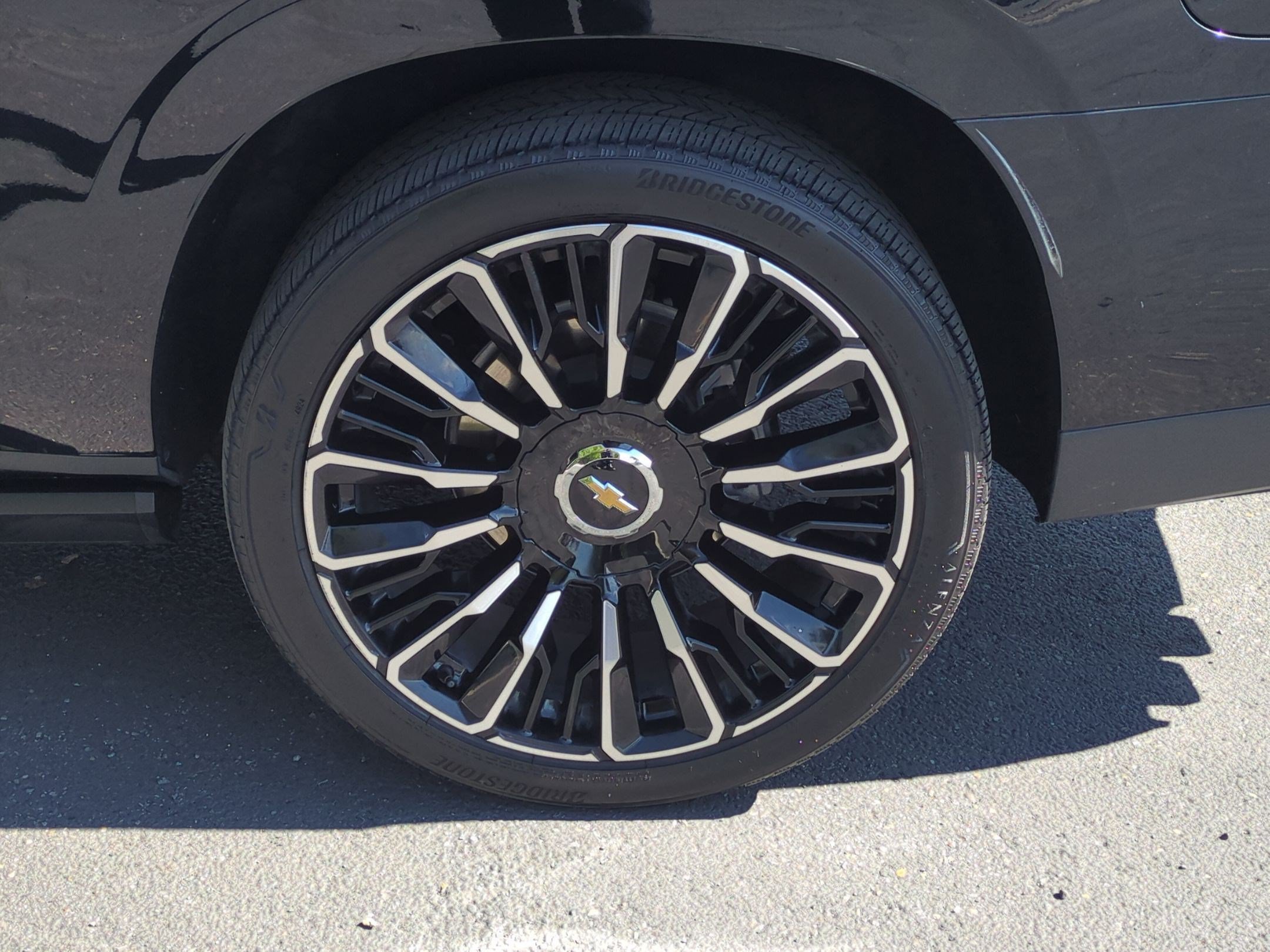 Certified 2025 Chevrolet Suburban High Country AWD/4WD image 14