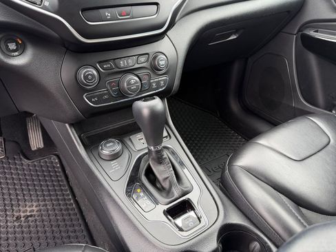 Used 2019 Jeep Cherokee Latitude Plus AWD/4WD image 21