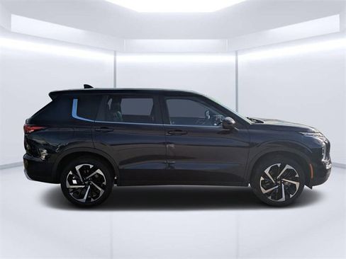 Used 2022 Mitsubishi Outlander SE image 2