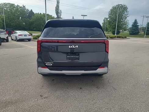 Used 2025 Kia Carnival FWD image 6