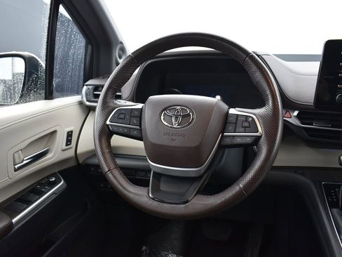 Used 2021 Toyota Sienna Platinum image 15