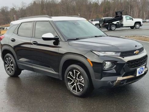 Used 2023 Chevrolet TrailBlazer ACTIV w/ Convenience Package AWD/4WD image 2