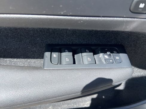 Certified 2023 Volvo XC40 B5 Plus w/ Protection Package Premier image 12