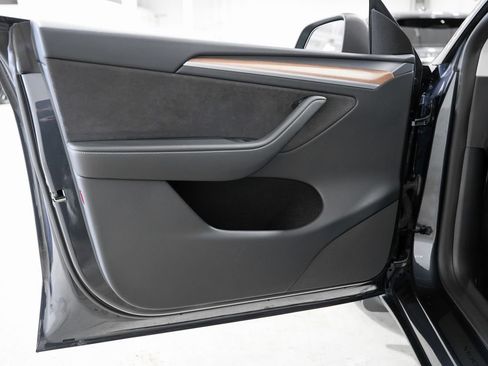 Used 2024 Tesla Model Y Long Range AWD/4WD image 31