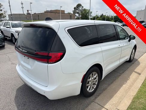 Used 2023 Chrysler Pacifica Touring-L FWD image 4