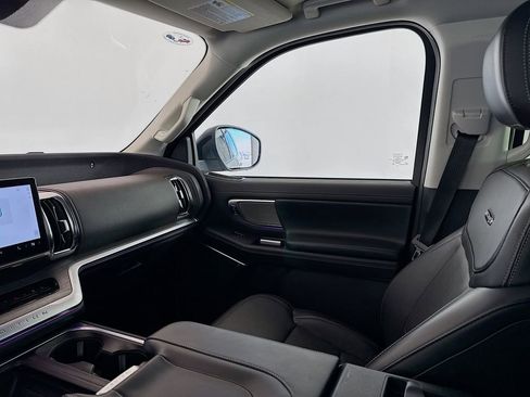 Used 2025 Ford Expedition Platinum image 26