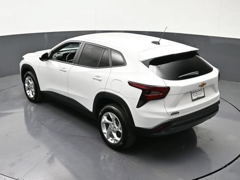 Certified 2025 Chevrolet Trax LS w/ LS Convenience Package FWD image 18