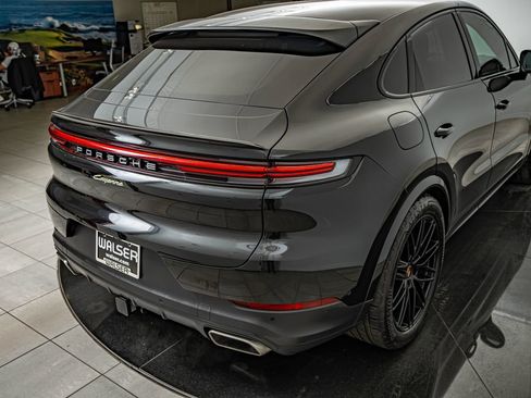 Certified 2025 Porsche Cayenne E-Hybrid Coupe AWD/4WD image 18